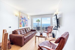TV - Seafront Bay 3BR Apartment with Terrace & Sea View (Viña del Mar)