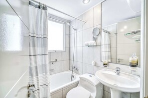 Shower - Seafront Bay 3BR Apartment with Terrace & Sea View (Viña del Mar)
