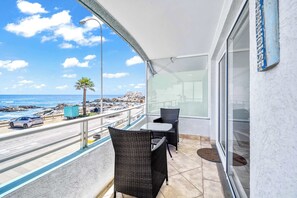 Terrace/patio - Seafront Bay 3BR Apartment with Terrace & Sea View (Viña del Mar)