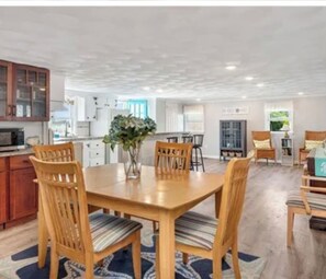 Dining - Holden' at the Beach - Perfect 3-bedroom house in Matunuck for your getaway (South Kingstown)