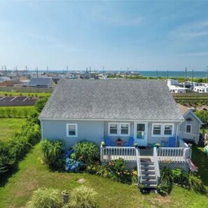 Exterior - Holden' at the Beach - Perfect 3-bedroom house in Matunuck for your getaway (South Kingstown)