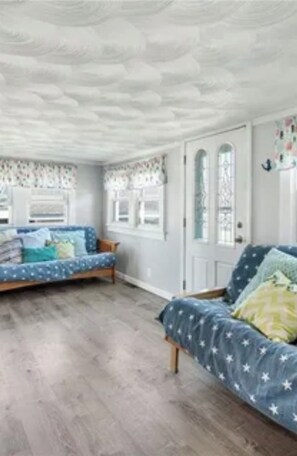 Living area - Holden' at the Beach - Perfect 3-bedroom house in Matunuck for your getaway (South Kingstown)