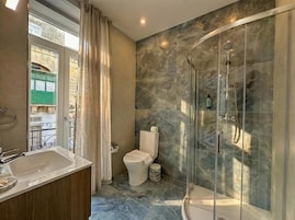 Habitación Deluxe con 1 cama doble o 2 individuales, balcón, vistas a la ciudad | Baño | Ducha, artículos de higiene personal gratuitos y secador de pelo