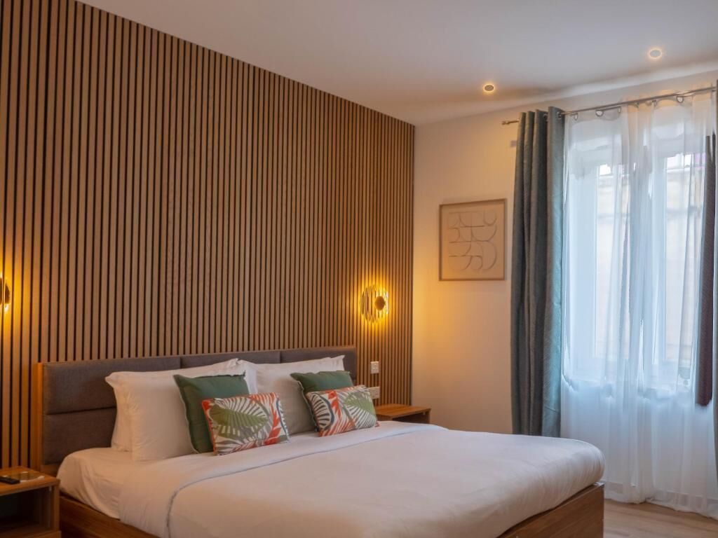 Quarto casal ou duplo luxo, sacada, vista para a cidade