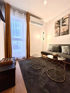 Kahden hengen panoraamahuone | Oleskelualue | 40–tuumainen LED-televisio, jossa kaapelikanavat