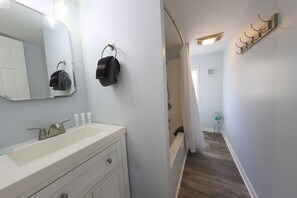 Bathroom - 2 Bedroom Pet Friendly Duplex Steps From Beach (Gulf Shores)