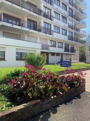 Exterior detail - View of the Eiffel Tower and Paris, Terrace and Quiet area (Clamart)