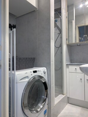 Shower, hair dryer, towels, toilet paper - View of the Eiffel Tower and Paris, Terrace and Quiet area (Clamart)
