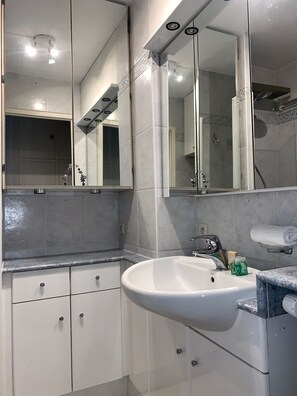 Shower, hair dryer, towels, toilet paper - View of the Eiffel Tower and Paris, Terrace and Quiet area (Clamart)