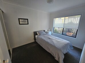Room - 3 BR Home 10 mins from beach Short Walk to dining, outdoor pet friendly (Robina)