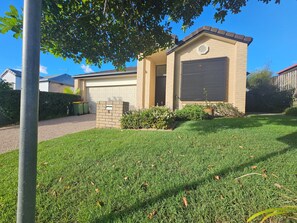 Exterior - 3 BR Home 10 mins from beach Short Walk to dining, outdoor pet friendly (Robina)