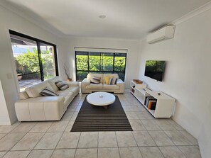 Living area - 3 BR Home 10 mins from beach Short Walk to dining, outdoor pet friendly (Robina)