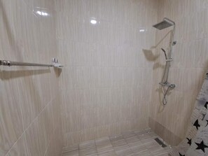 Shower, towels, toilet paper - Savvy Studio Apt@RealShala Galaxy-School-Adjiringanor (Ashaley Botwe)