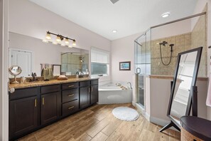 Shower, bidet, towels - Private Pool Home-walk to bch & vacay like a local (Jacksonville Beach)