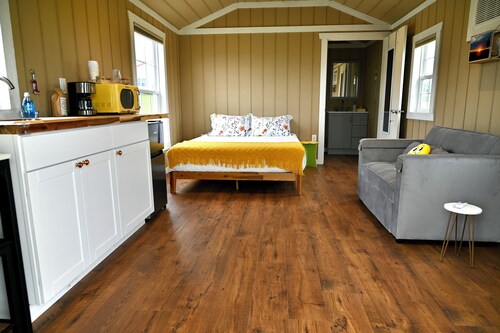 Serenity Escape: Sunshine Cottage
