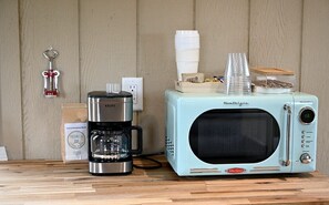 Microwave - Serenity Escape: Relax Cottage (Lodi)