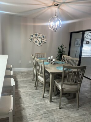 Dining - Vacation Destination! White sand beaches and ocean breezes! (Fort Myers Beach)