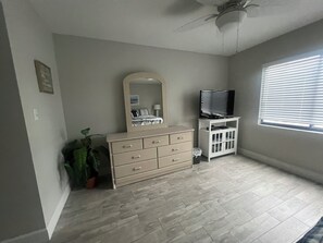 Interior - Vacation Destination! White sand beaches and ocean breezes! (Fort Myers Beach)