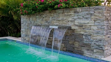 Villa Supérieure | Piscine | Piscine extérieure, chaises longues