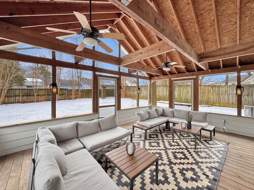 Spacious 5-bedroom house Cordova with large screened in porch and game room!