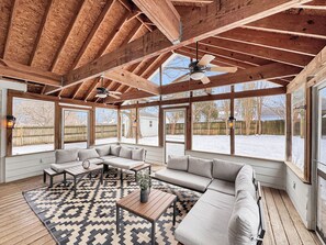 TV - Spacious 5-bedroom house Cordova with large screened in porch and game room! (Memphis)