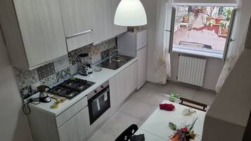 Frigorifero, forno, piano cottura, macchina per tè/caffè