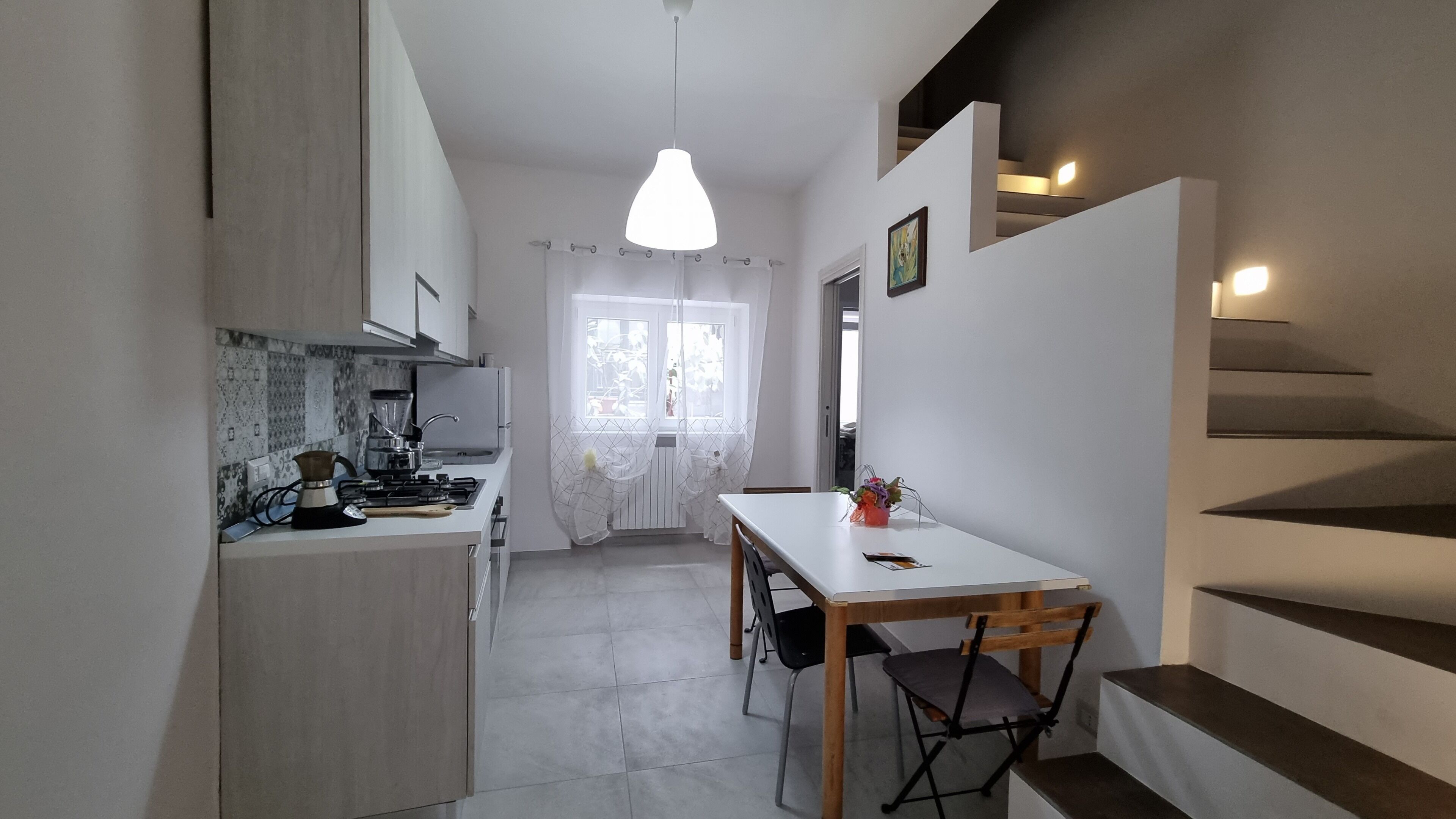 Frigorifero, forno, piano cottura, macchina per tè/caffè