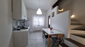 Frigorífic, forn, placa de cuina i cafetera i tetera 