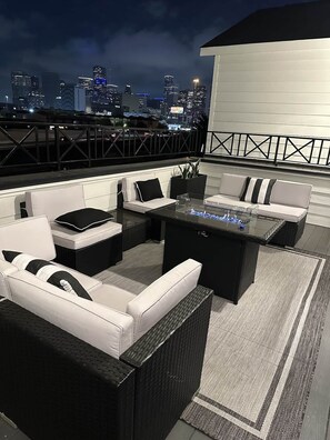Property grounds - 3 bedroom home w/Skyline Rooftop + Hot tub in Downtown HTX (Houston)