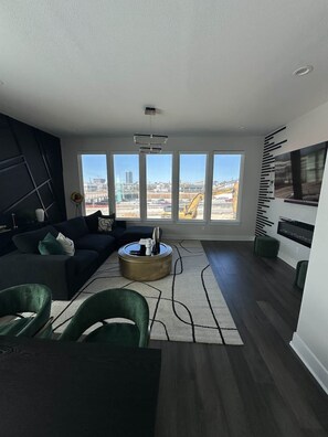 TV, fireplace, stereo - 3 bedroom home w/Skyline Rooftop + Hot tub in Downtown HTX (Houston)
