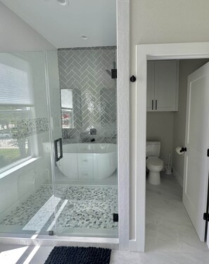 Hair dryer, towels, toilet paper - 3 bedroom home w/Skyline Rooftop + Hot tub in Downtown HTX (Houston)