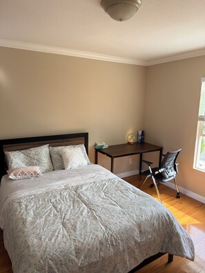 5 bedrooms, iron/ironing board, WiFi, bed sheets - Spacious 5BR Home - Sleeps 10 -  Quiet & Clean - Perfect for Families & Groups (Moreno Valley)