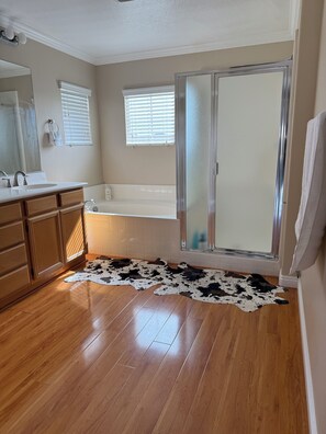 Shower, hair dryer, towels, soap - Spacious 5BR Home - Sleeps 10 -  Quiet & Clean - Perfect for Families & Groups (Moreno Valley)