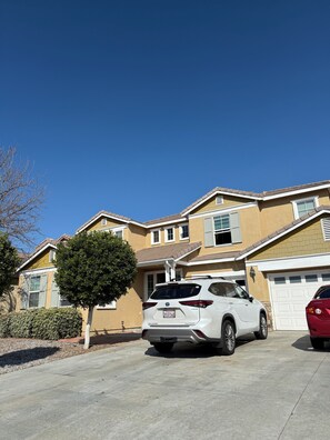 Exterior - Spacious 5BR Home - Sleeps 10 -  Quiet & Clean - Perfect for Families & Groups (Moreno Valley)