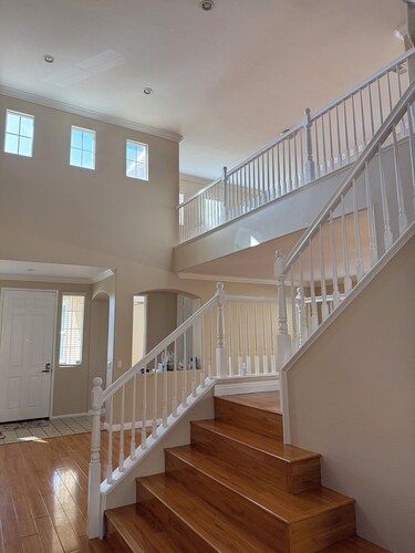 Spacious 5BR Home - Sleeps 10 -  Quiet & Clean - Perfect for Families & Groups