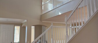 Spacious 5BR Home - Sleeps 10 -  Quiet & Clean - Perfect for Families & Groups