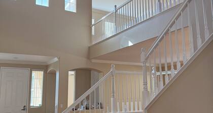 Spacious 5BR Home - Sleeps 10 - Quiet & Clean - Perfect for Families & Groups