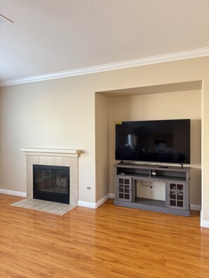 Interior - Spacious 5BR Home - Sleeps 10 -  Quiet & Clean - Perfect for Families & Groups (Moreno Valley)