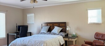 Spacious 5BR Home - Sleeps 10 -  Quiet & Clean - Perfect for Families & Groups