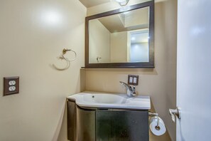 Bathroom - Private one bedroom ADU -Separate Entry - View Park (Los Angeles)