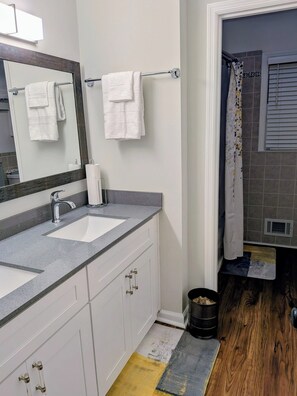 Hair dryer, towels, soap, toilet paper - All-Inclusive Furnished Retreat - Pet-Friendly - Private Acre + Deck - No Steps (Atlanta)