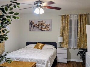 3 bedrooms, iron/ironing board, WiFi, bed sheets - All-Inclusive Furnished Retreat - Pet-Friendly - Private Acre + Deck - No Steps (Atlanta)