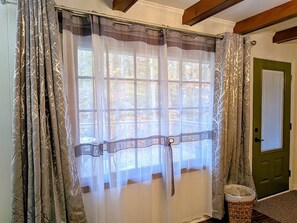 Interior - All-Inclusive Furnished Retreat - Pet-Friendly - Private Acre + Deck - No Steps (Atlanta)