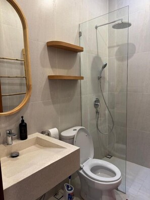 Dusche, Bidet, Handtücher
