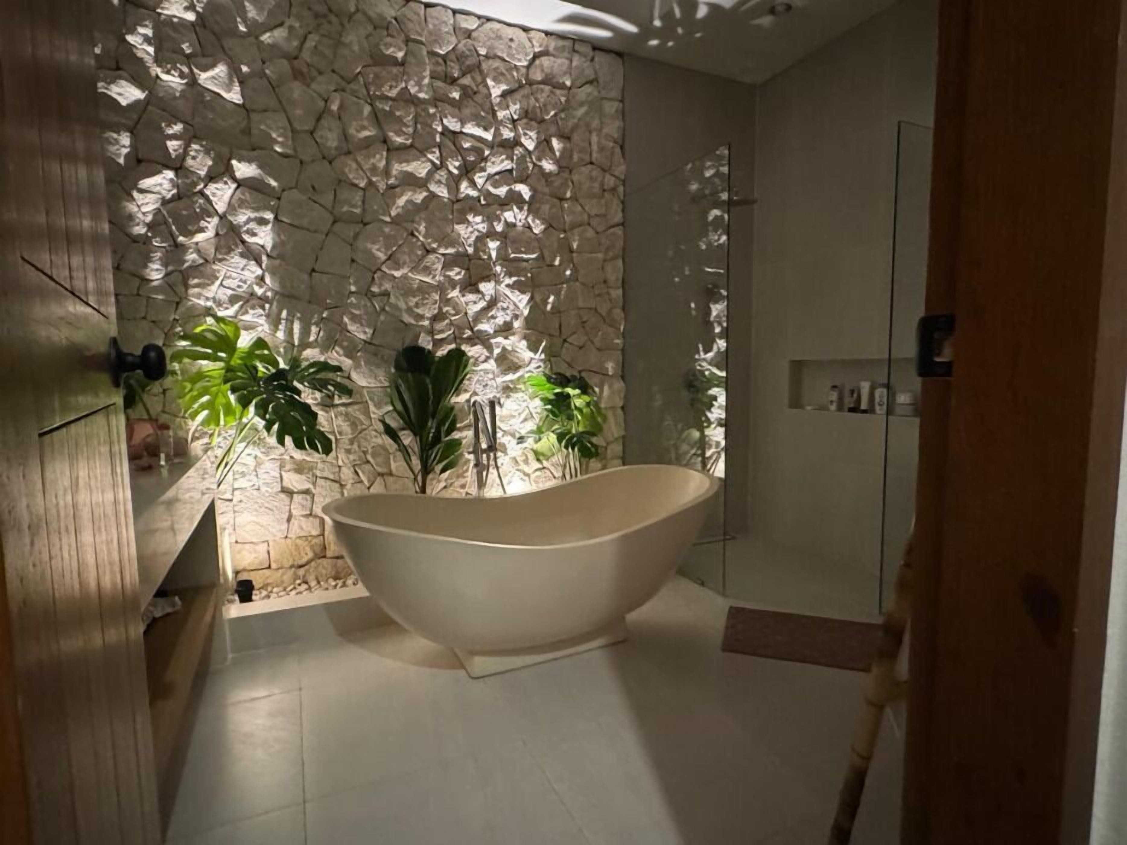 Shower, bidet, towels