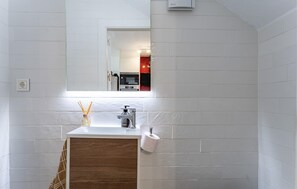 Fridge, stovetop, dishwasher, cookware/dishes/utensils - Faro's Beachfront House (Mijas)