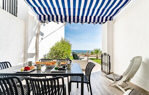 Outdoor dining - Faro's Beachfront House (Mijas)