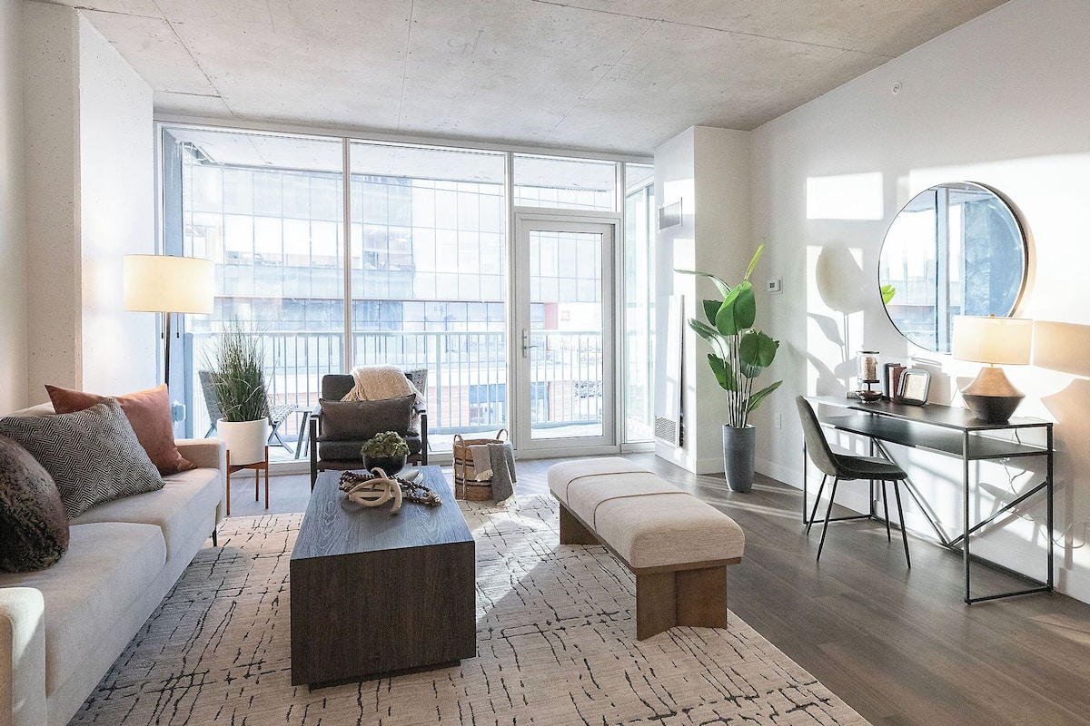 Deluxe Apartment, Partial Lake View | Living area