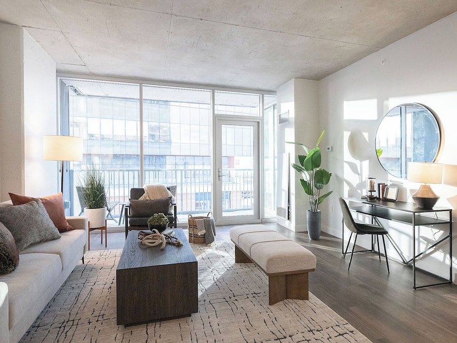 Apartamento luxo, vista parcial para o lago | Área de estar | TV de tela plana 65 polegadas com canais digitais