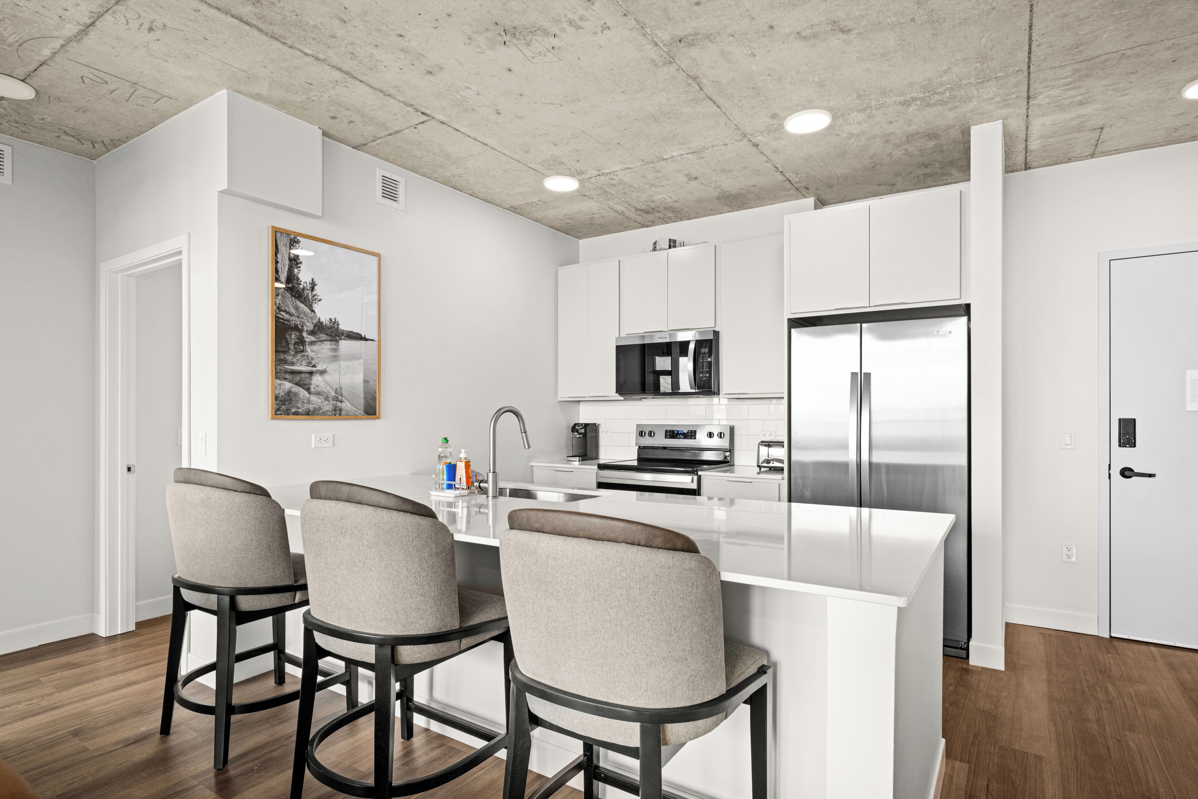 Full-sized fridge, microwave, oven, stovetop